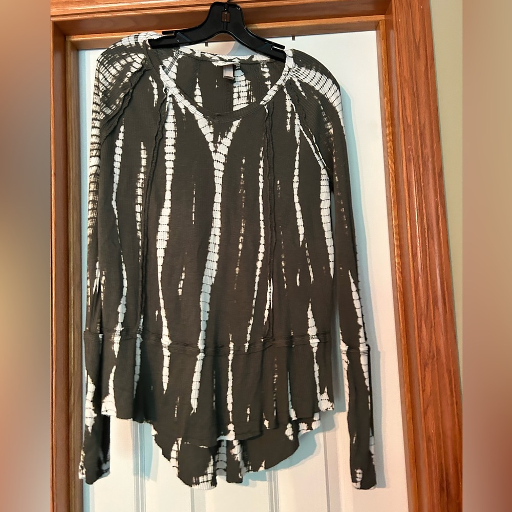 Knox Rose Raglan Long Sleeve V-Neck Dark Olive Tie Dye Top size small